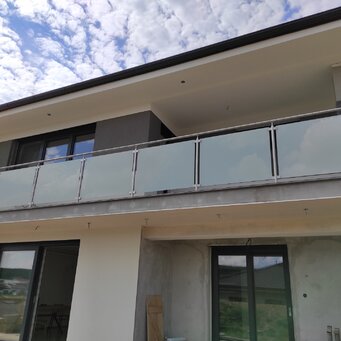 Sklenené zábradlie s nerezovým madlom