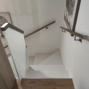 Sklenené zábradlie s nerezovým madlom