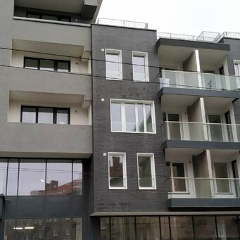 Sklenené zábradlie s nerezovým madlom