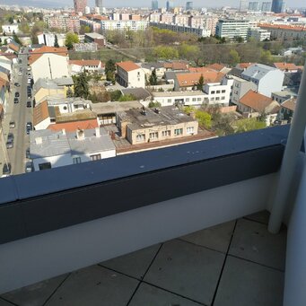 Sklenené zábradlie s nerezovým madlom