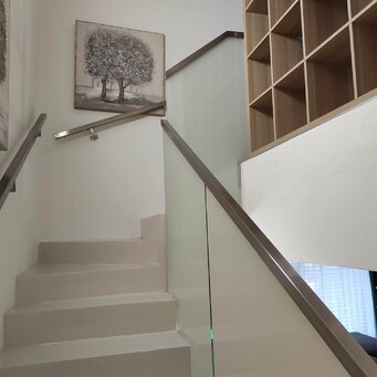 Sklenené zábradlie s nerezovým madlom