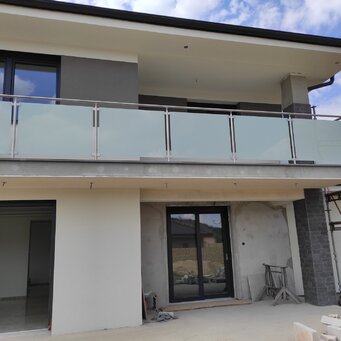 Sklenené zábradlie s nerezovým madlom