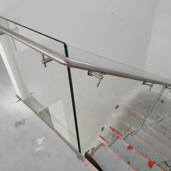 Sklenené zábradlie s nerezovým madlom