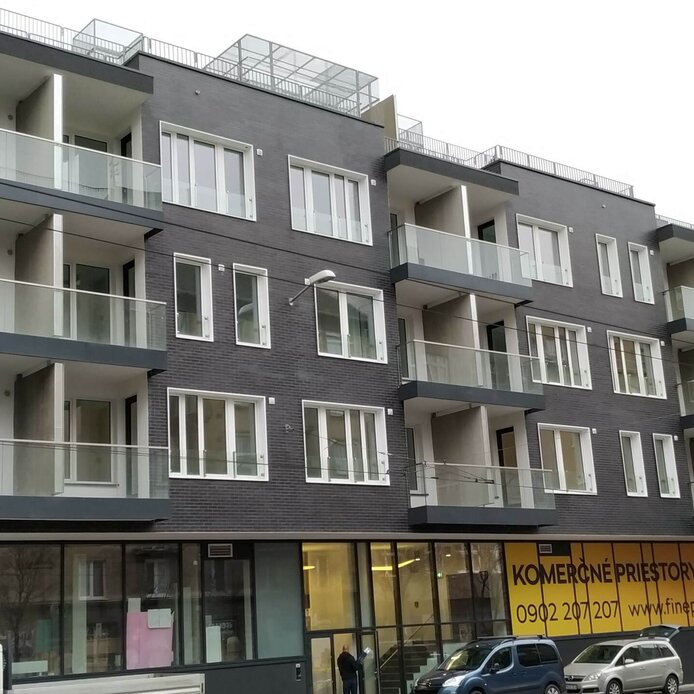 Sklenené zábradlie s nerezovým madlom