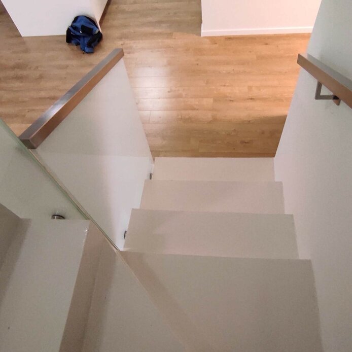 Sklenené zábradlie s nerezovým madlom