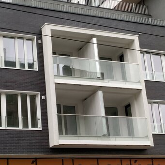 Sklenené zábradlie s nerezovým madlom