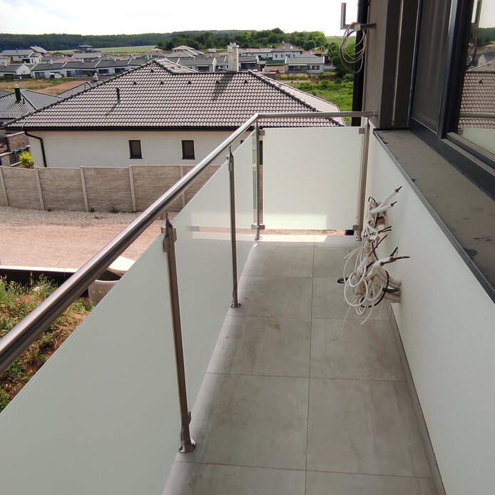 Sklenené zábradlie s nerezovým madlom