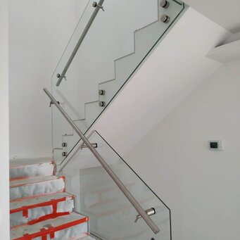 Sklenené zábradlie s nerezovým madlom