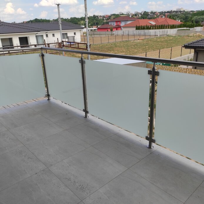 Sklenené zábradlie s nerezovým madlom a