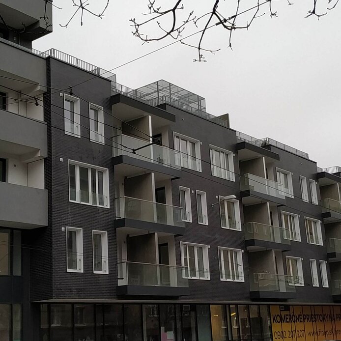 Sklenené zábradlie s nerezovým madlom