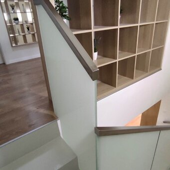 Sklenené zábradlie s nerezovým madlom