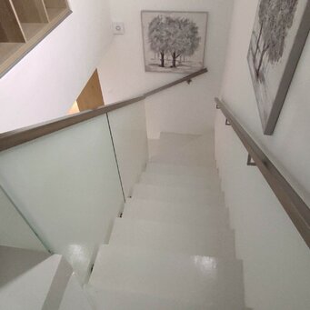 Sklenené zábradlie s nerezovým madlom