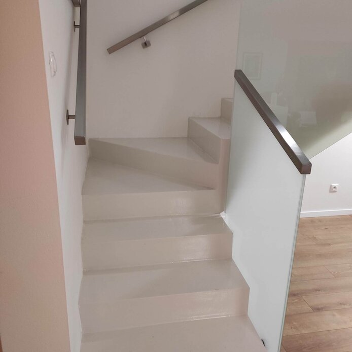 Sklenené zábradlie s nerezovým madlom