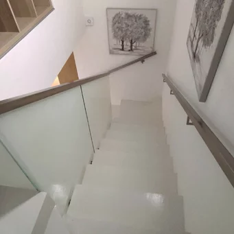 Sklenené zábradlie s nerezovým madlom