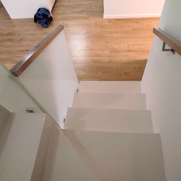 Sklenené zábradlie s nerezovým madlom