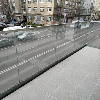 Sklenené zábradlie s nerezovým madlom