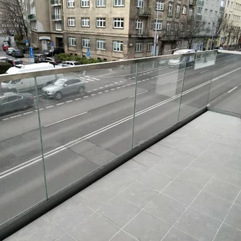 Sklenené zábradlie s nerezovým madlom