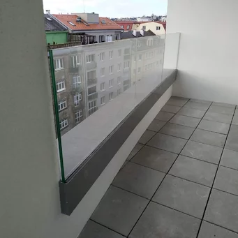 Sklenené zábradlie v hliníkovom profile