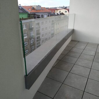 Sklenené zábradlie v hliníkovom profile