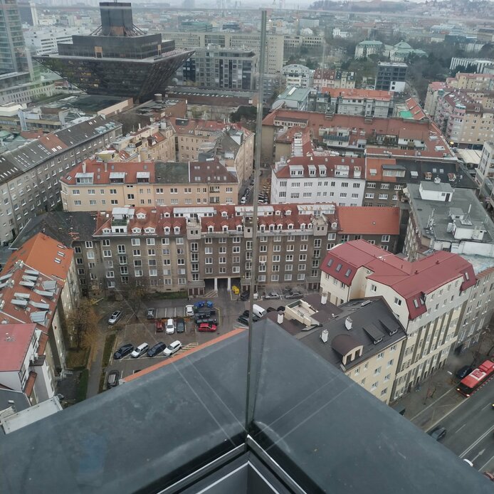 Sklenené zábradlie v hliníkovom profile