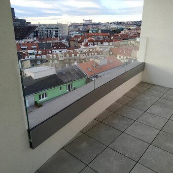 Sklenené zábradlie v hliníkovom profile