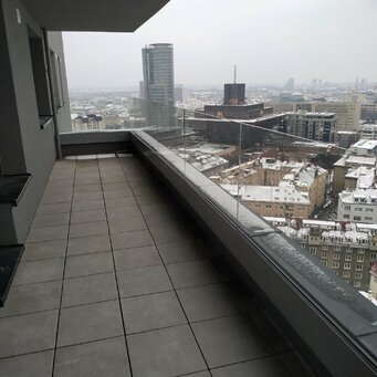 Sklenené zábradlie v hliníkovom profile