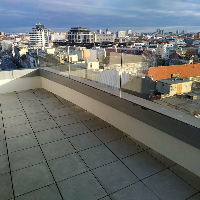 Sklenené zábradlie v hliníkovom profile