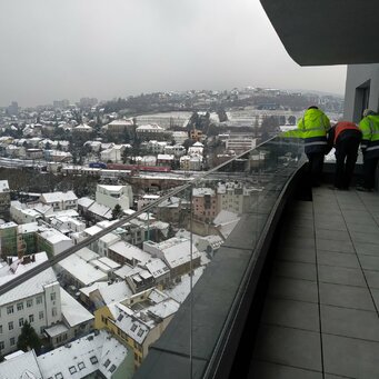 Sklenené zábradlie v hliníkovom profile