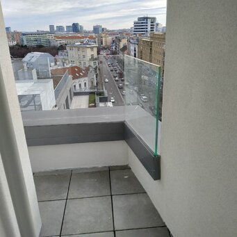 Sklenené zábradlie v hliníkovom profile