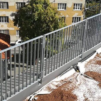 Strešné atikové zábradlie