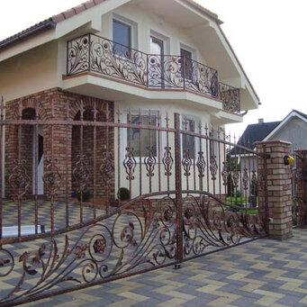 Umelecká kovaná brán a zábradlie