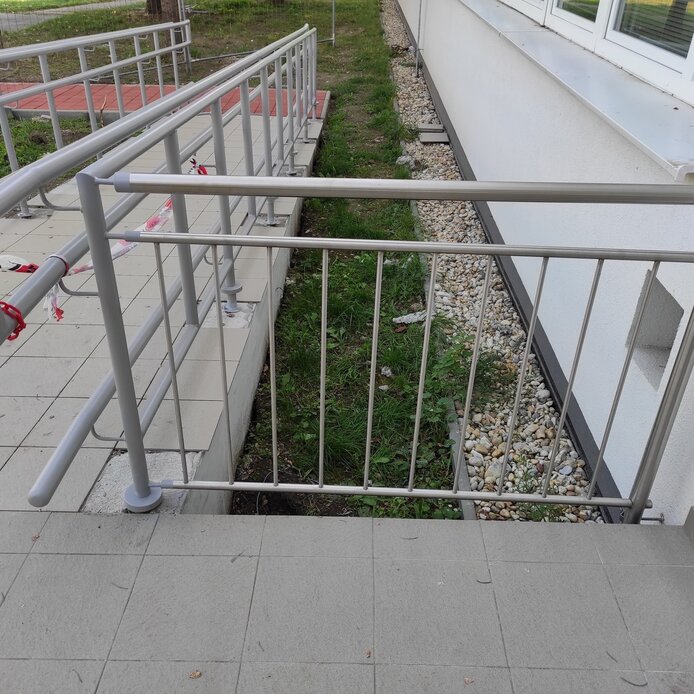 Viac úrovňové zábradlie na ramu pre imobilných