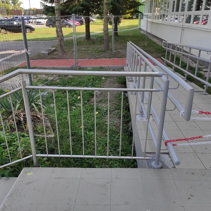 Viac úrovňové zábradlie na ramu pre imobilných