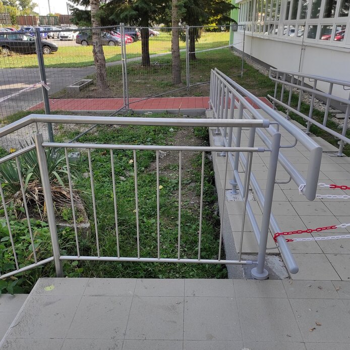 Viac úrovňové zábradlie na ramu pre imobilných