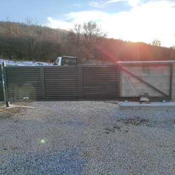 Zásuvná brána z ťahokovu